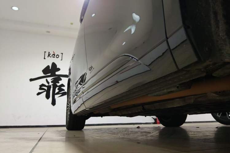 Used Denza D9 2022 DM-i 970 Four-Wheel Drive Flagship Model Right Side Sill