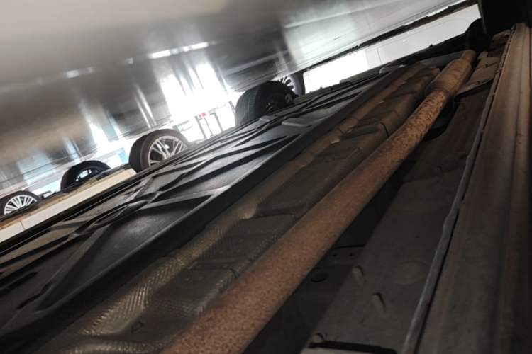 Used Denza D9 2022 DM-i 1040 Prestige Model Right Side Sill