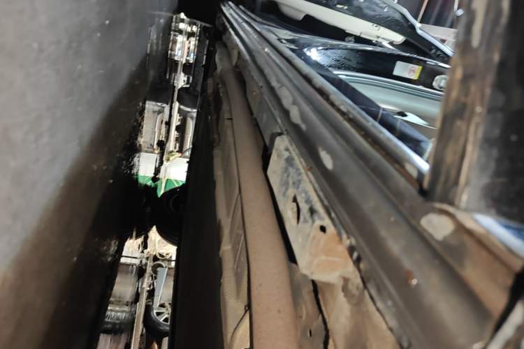 Used Denza D9 2022 DM-i 970 Four-Wheel Drive Flagship Model Right Side Sill