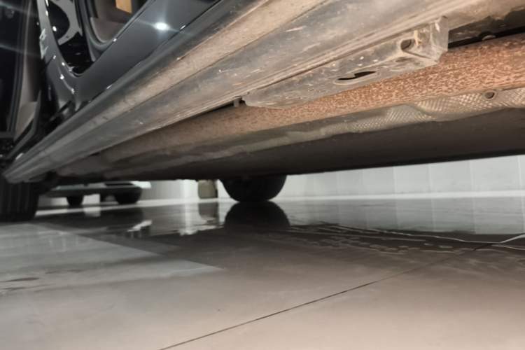 Used Denza D9 2022 DM-i 1040 Prestige Model Right Side Sill