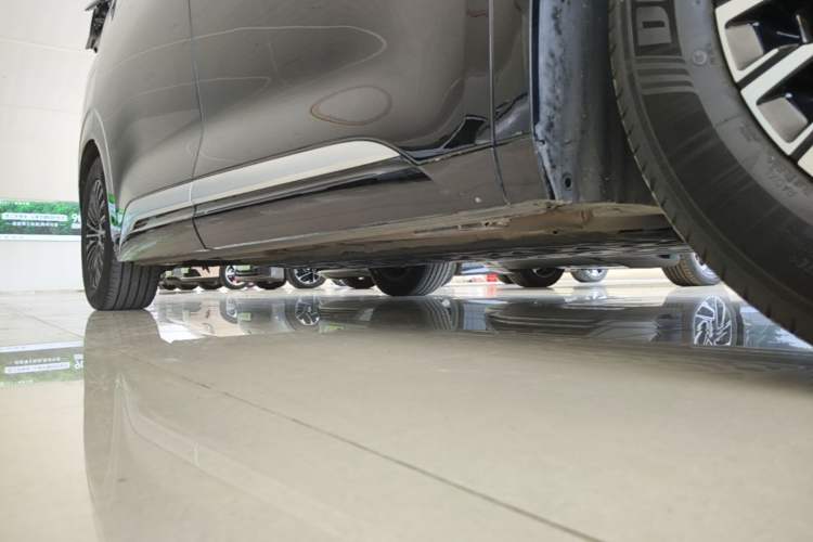 Used Denza D9 2022 DM-i 970 Four-Wheel Drive Flagship Model Right Side Sill
