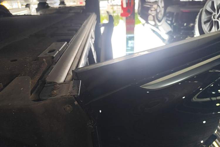 Used Denza D9 2022 EV 600 Four-Wheel Drive Flagship Model Right Side Sill
