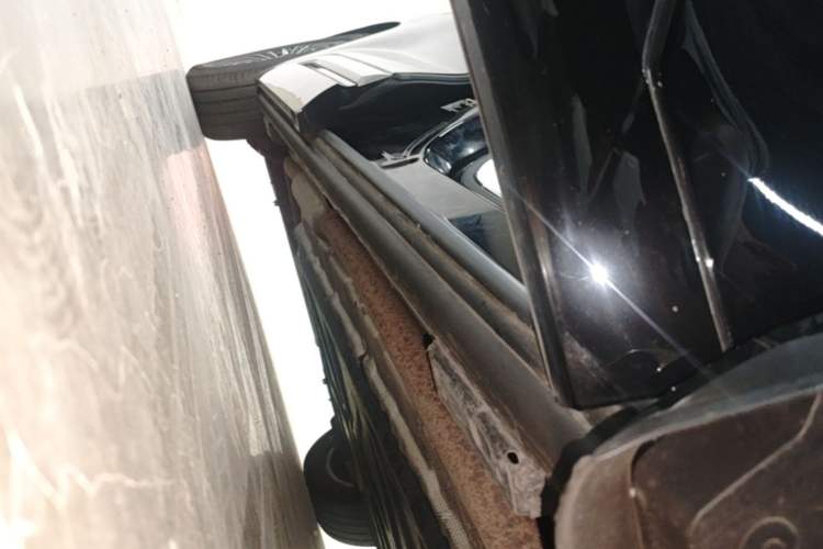 Used Denza D9 2022 DM-i 970 Four-Wheel Drive Flagship Model Right Side Sill