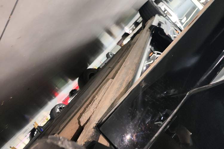 Used Denza D9 2022 DM-i 970 Four-Wheel Drive Flagship Model Right Side Sill