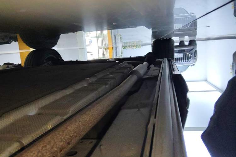 Used Denza D9 2022 DM-i 1040 Prestige Model Right Side Sill