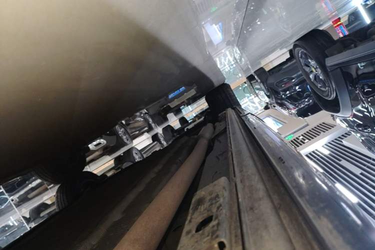 Used Denza D9 2022 DM-i 970 Four-Wheel Drive Prestige Model Right Side Sill