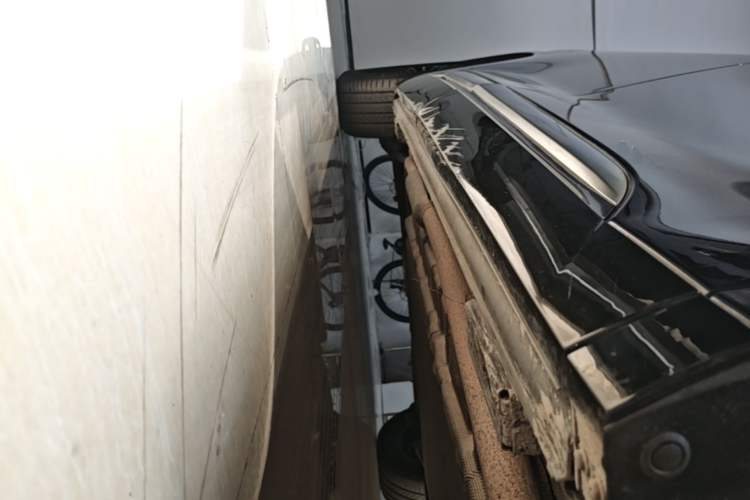 Used Denza D9 2022 DM-i 1040 Prestige Model Right Side Sill