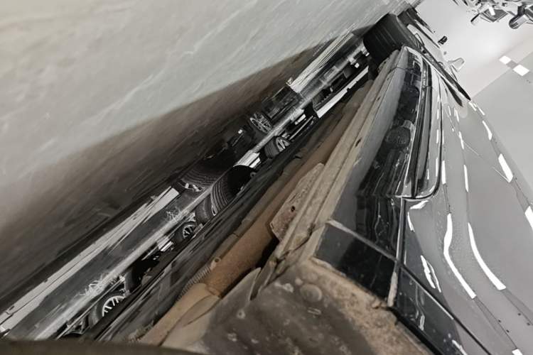 Used Denza D9 2022 DM-i 970 Four-Wheel Drive Flagship Model Right Side Sill
