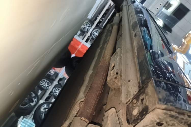 Used Denza D9 2022 DM-i 970 Four-Wheel Drive Flagship Model Right Side Sill