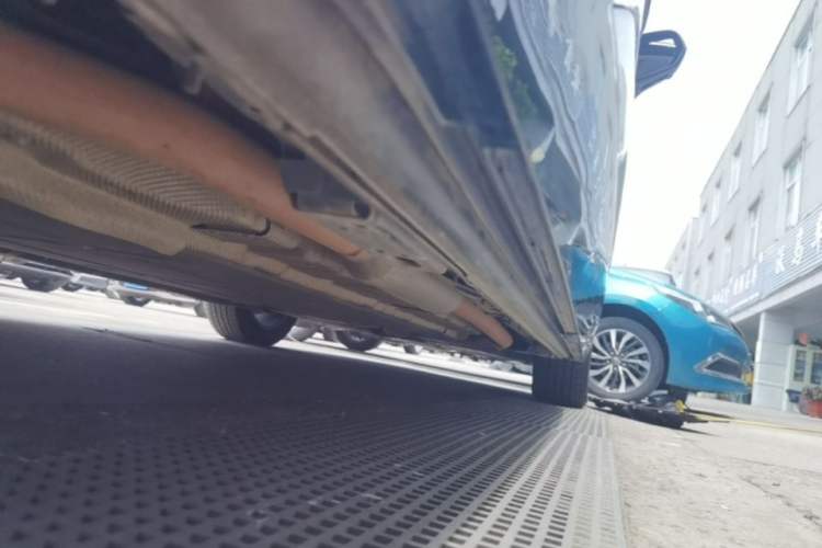 Used Denza D9 2022 DM-i 1040 Prestige Model Right Side Sill