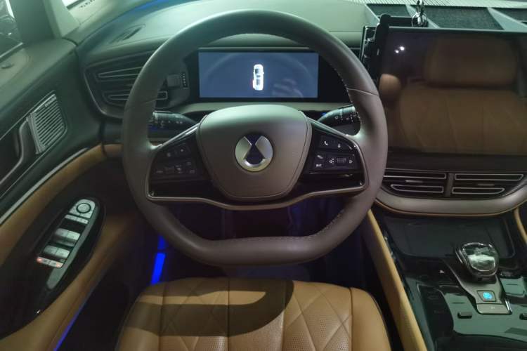 Used Denza D9 2022 DM-i 970 Four-Wheel Drive Flagship Model Steering Wheel