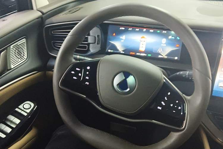 Used Denza D9 2022 DM-i 970 Four-Wheel Drive Flagship Model Steering Wheel