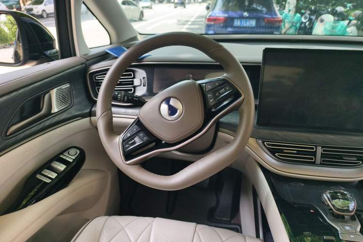 Used Denza D9 2022 DM-i 1040 Prestige Model Steering Wheel