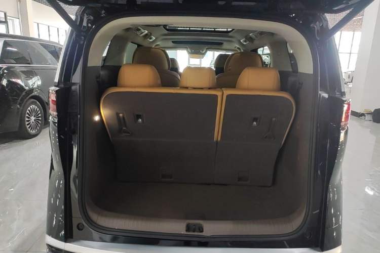Used Denza D9 2022 DM-i 970 Four-Wheel Drive Prestige Model Trunk
