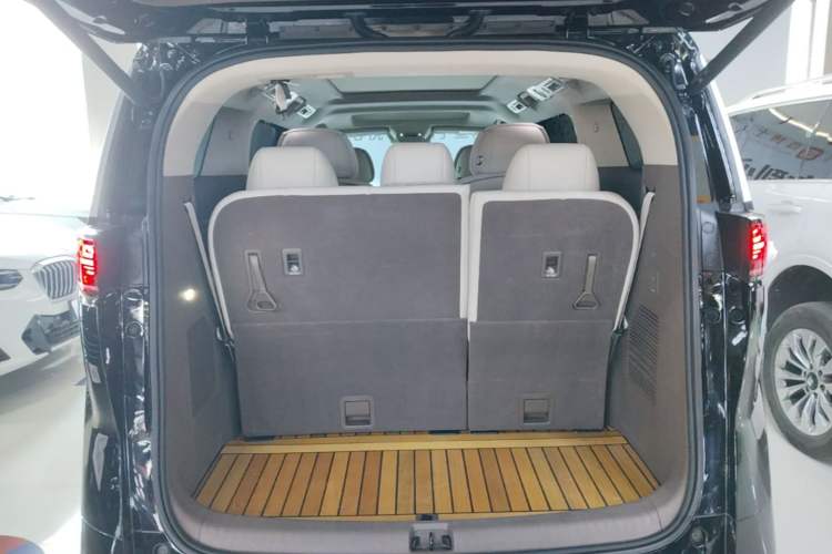 Used Denza D9 2022 DM-i 970 Four-Wheel Drive Flagship Model Trunk