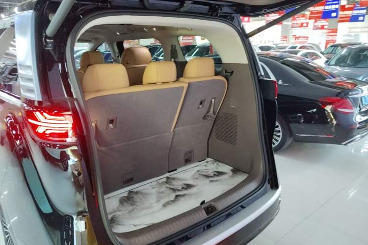 Used Denza D9 2022 DM-i 970 Four-Wheel Drive Prestige Model Trunk