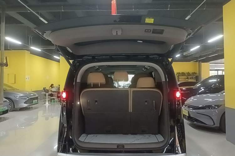 Used Denza D9 2022 DM-i 970 Four-Wheel Drive Flagship Model Trunk
