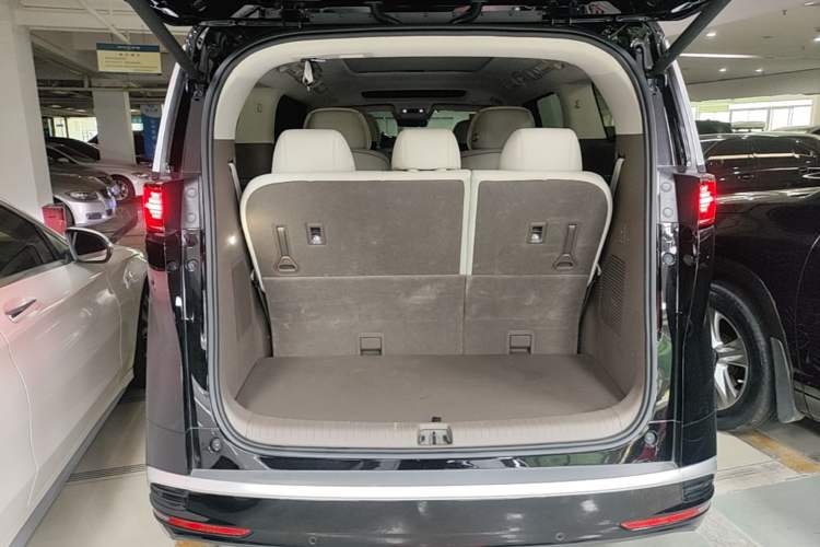 Used Denza D9 2022 DM-i 970 Four-Wheel Drive Flagship Model Trunk