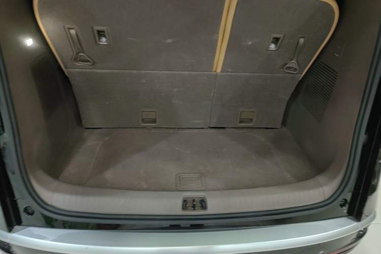 Used Denza D9 2022 DM-i 1040 Prestige Model Trunk