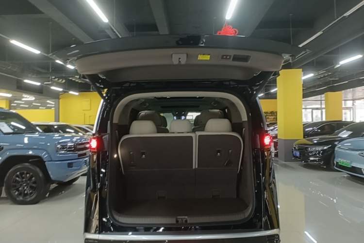 Used Denza D9 2022 DM-i 970 Four-Wheel Drive Flagship Model Trunk