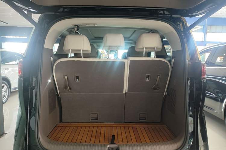 Used Denza D9 2022 DM-i 945 Luxury Model Trunk