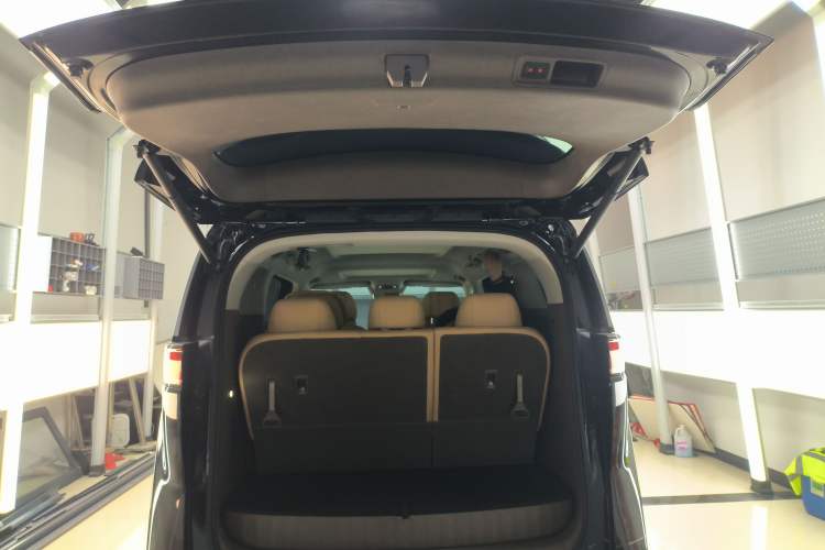 Used Denza D9 2022 DM-i 1040 Prestige Model Trunk