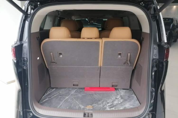 Used Denza D9 2022 DM-i 970 Four-Wheel Drive Prestige Model Trunk