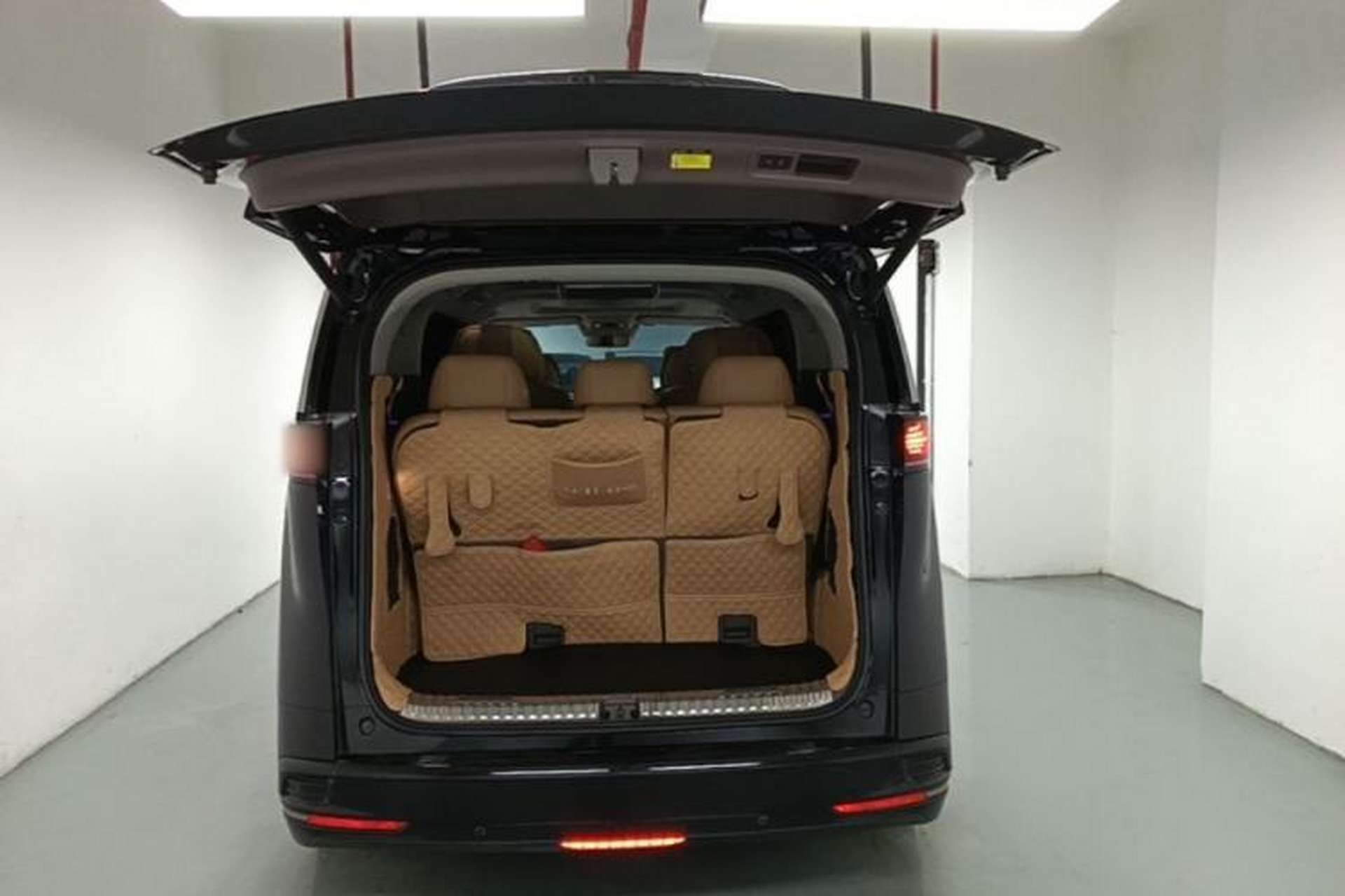 Used Denza D9 2022 EV 600 Four-Wheel Drive Prestige Model Trunk