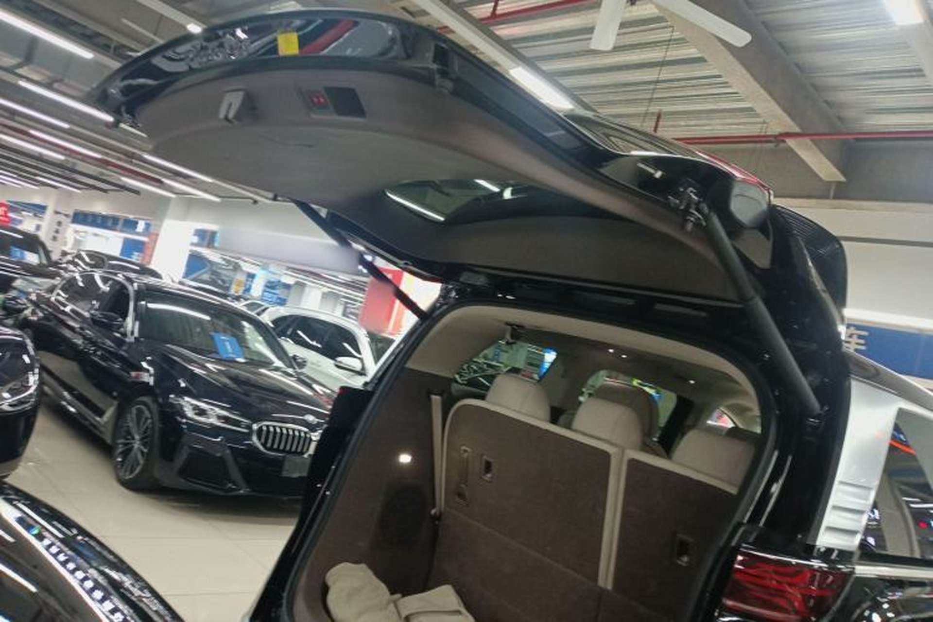 Used Denza D9 2022 DM-i 970 Four-Wheel Drive Prestige Model Trunk