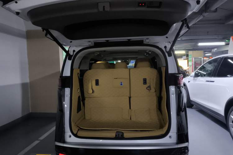 Used Denza D9 2022 EV 600 Four-Wheel Drive Prestige Model Trunk
