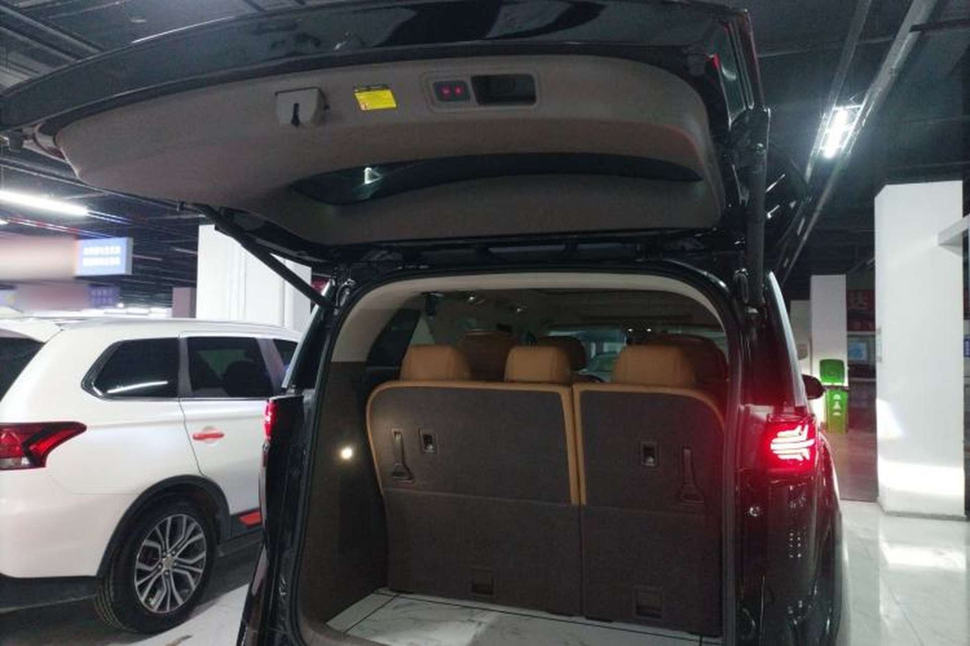 Used Denza D9 2022 EV 600 Four-Wheel Drive Prestige Model Trunk
