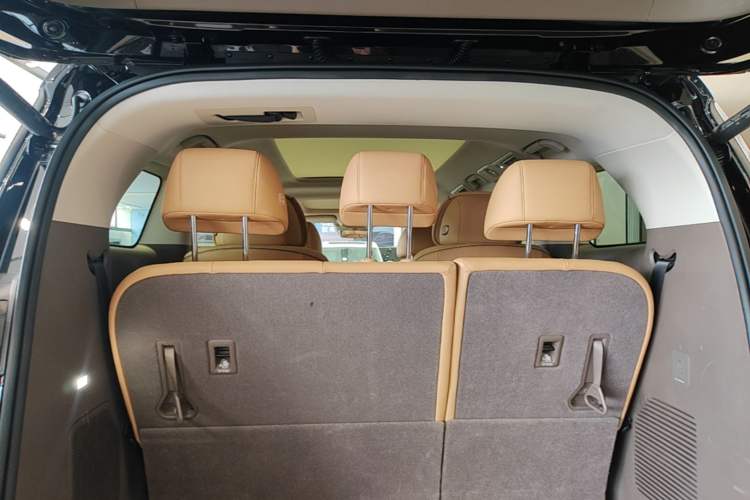 Used Denza D9 2022 DM-i 1040 Prestige Model Trunk