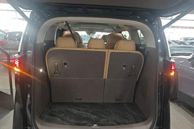 Used Denza D9 2022 DM-i 970 Four-Wheel Drive Prestige Model Trunk