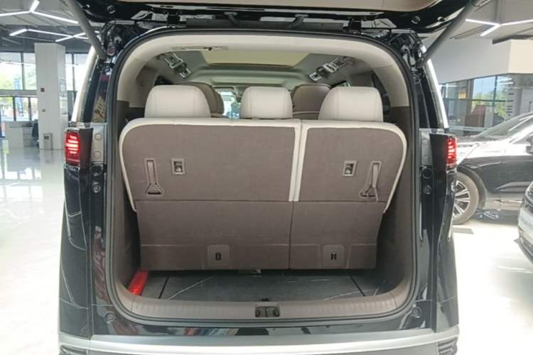 Used Denza D9 2022 DM-i 970 Four-Wheel Drive Prestige Model Trunk