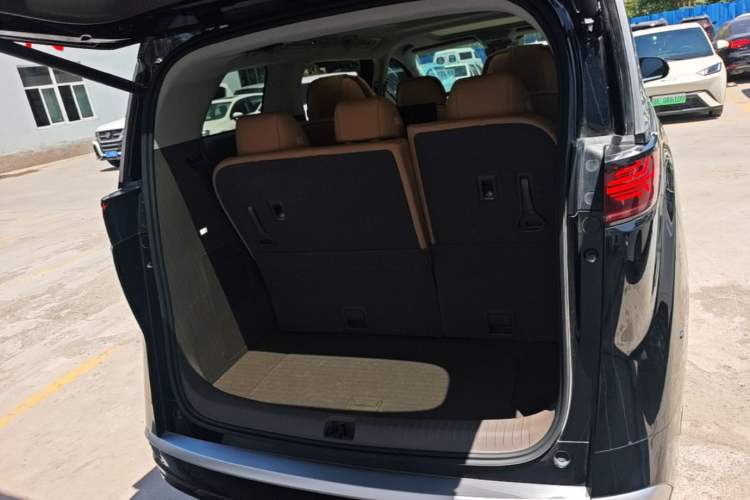 Used Denza D9 2022 DM-i 970 Four-Wheel Drive Flagship Model Trunk