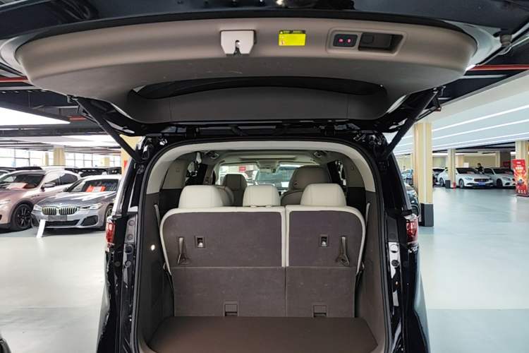Used Denza D9 2022 DM-i 1040 Prestige Model Trunk
