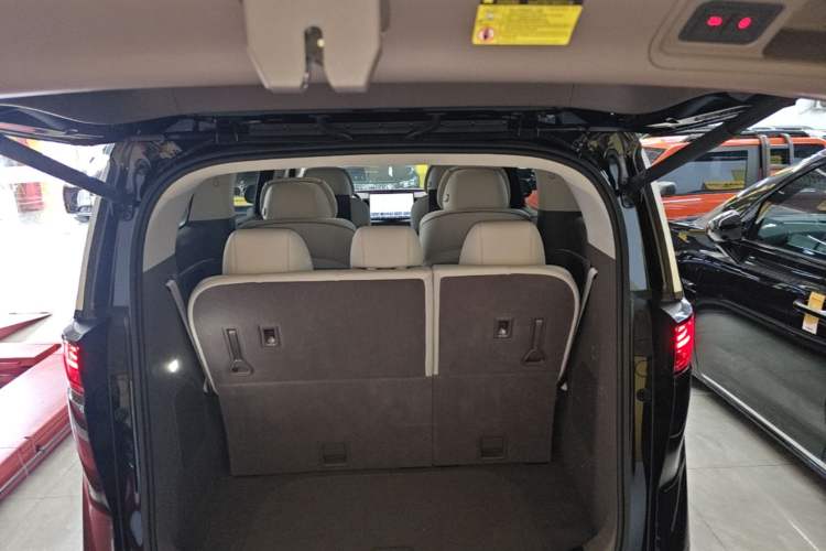Used Denza D9 2022 DM-i 970 Four-Wheel Drive Flagship Model Trunk