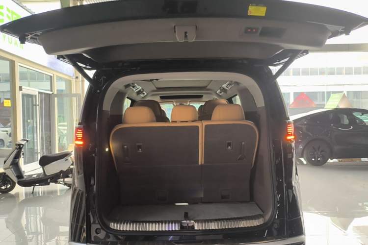 Used Denza D9 2022 DM-i 1040 Prestige Model Trunk