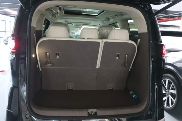 Used Denza D9 2022 DM-i 1040 Prestige Model Trunk