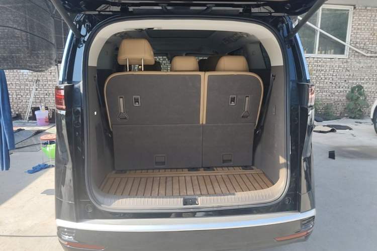 Used Denza D9 2022 EV 620 Prestige Model Trunk