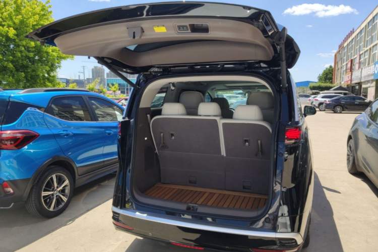 Used Denza D9 2022 DM-i 1040 Prestige Model Trunk