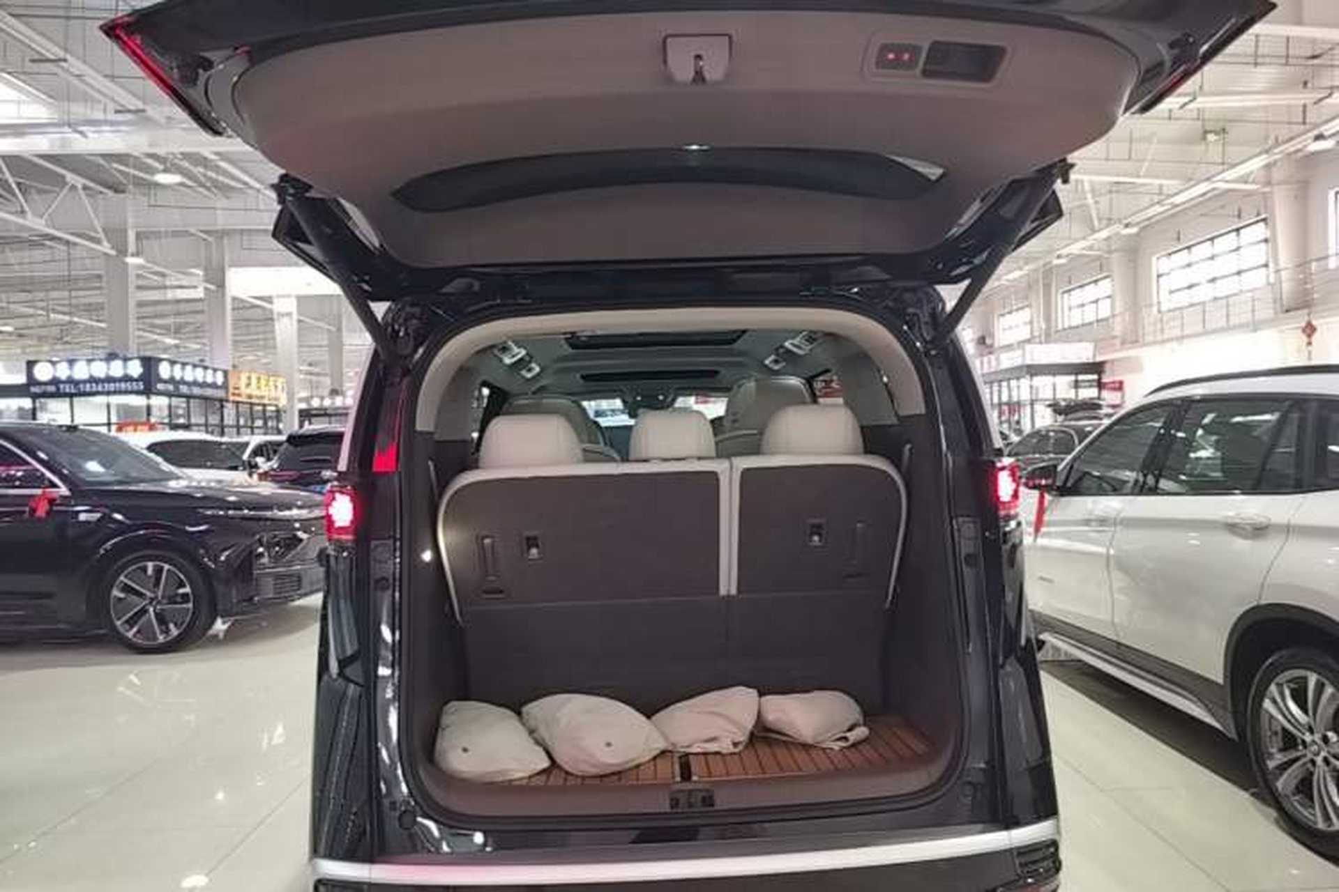 Used Denza D9 2022 DM-i 970 Four-Wheel Drive Flagship Model Trunk