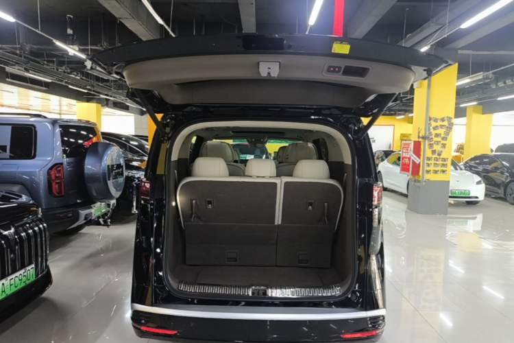 Used Denza D9 2022 DM-i 970 Four-Wheel Drive Flagship Model Trunk