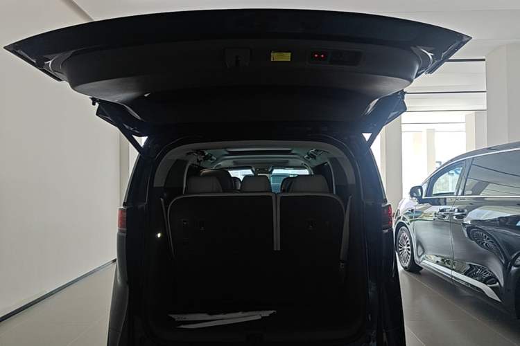 Used Denza D9 2022 DM-i 970 Four-Wheel Drive Flagship Model Trunk