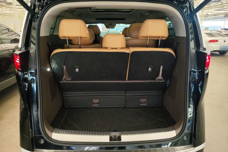 Used Denza D9 2022 DM-i 970 Four-Wheel Drive Prestige Model Trunk