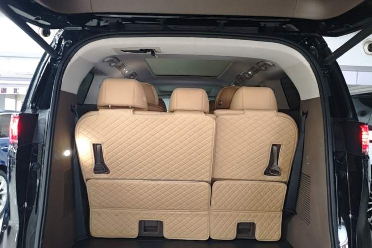Used Denza D9 2022 DM-i 970 Four-Wheel Drive Prestige Model Trunk