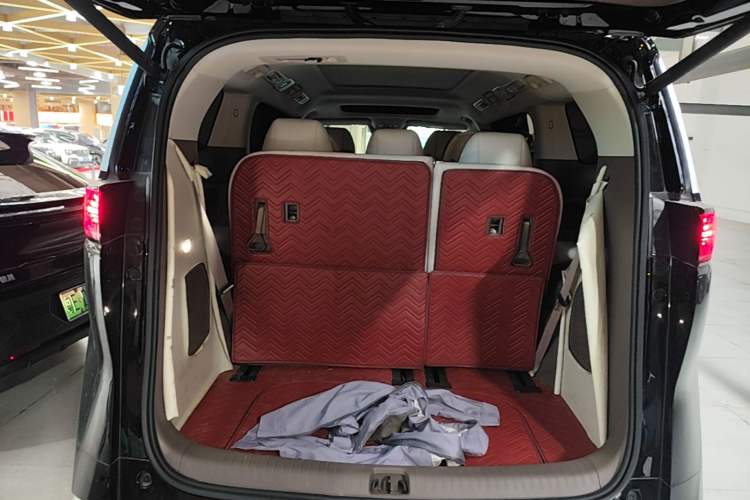 Used Denza D9 2022 DM-i 945 Luxury Model Trunk
