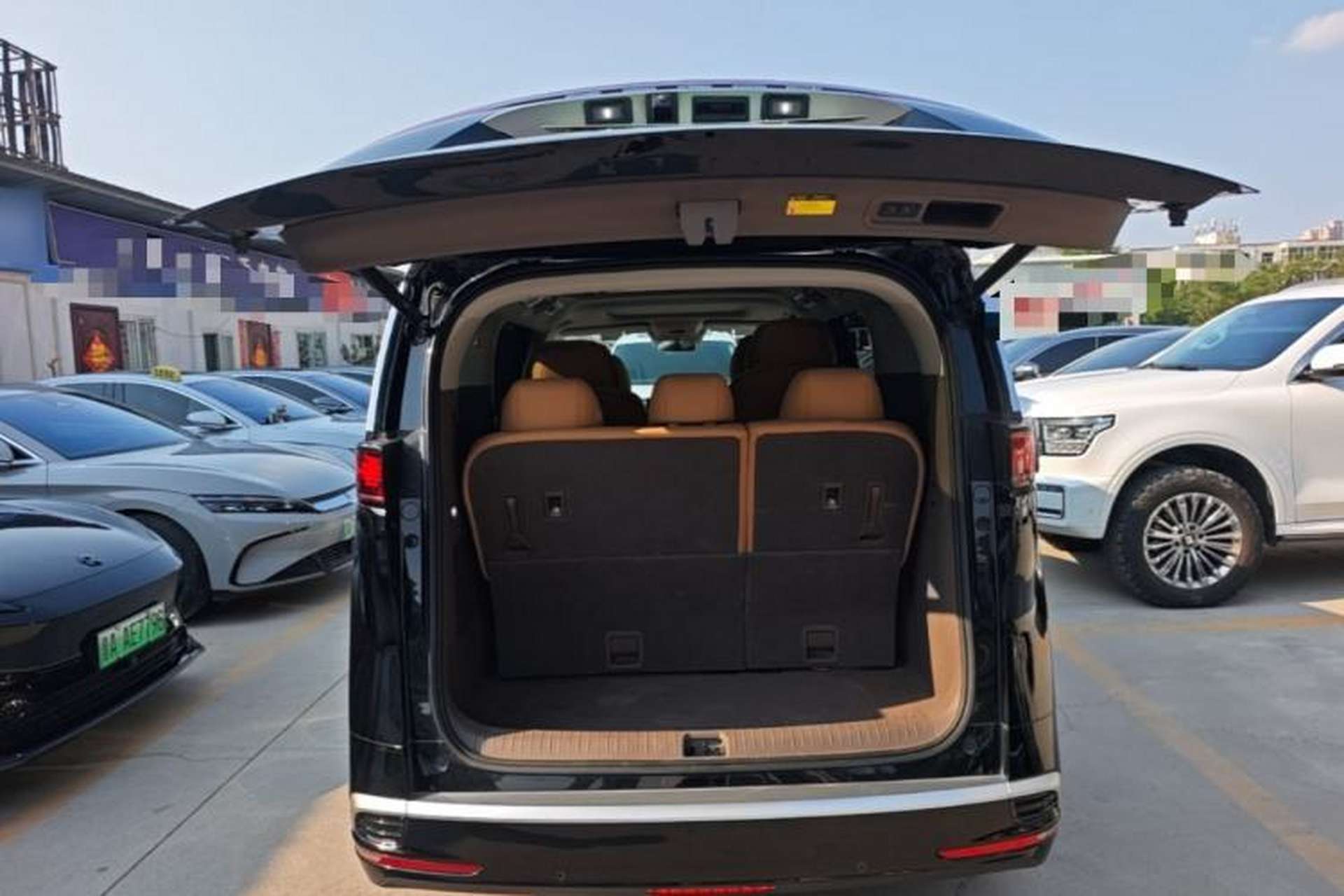 Used Denza D9 2022 DM-i 970 Four-Wheel Drive Prestige Model Trunk