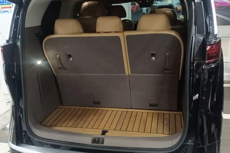 Used Denza D9 2022 DM-i 1040 Prestige Model Trunk