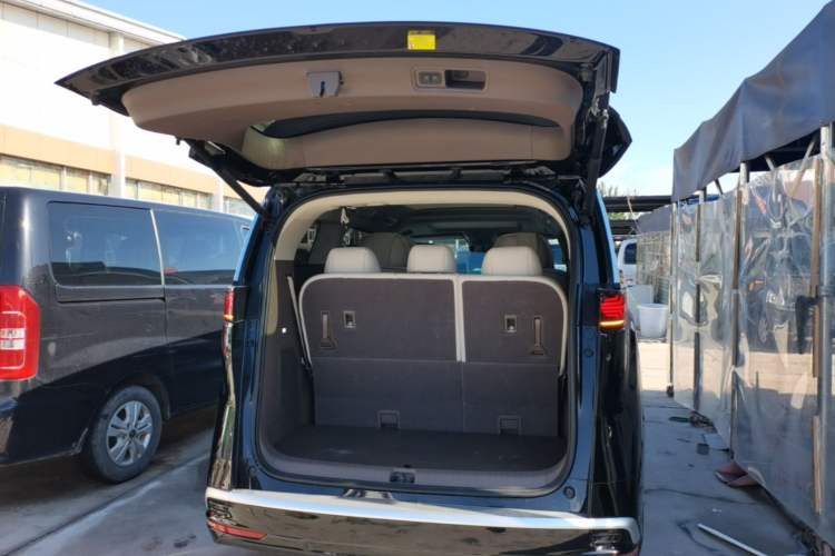 Used Denza D9 2022 DM-i 970 Four-Wheel Drive Flagship Model Trunk